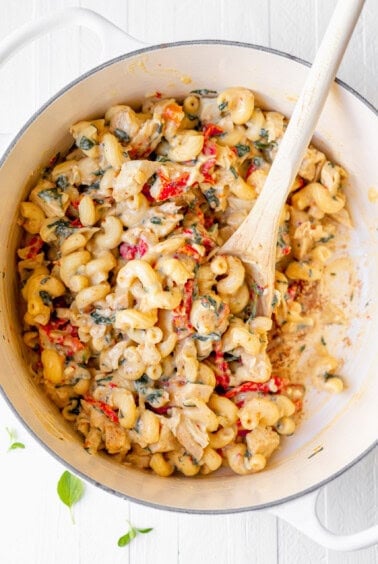 Finished tuscan chicken mac and cheese in a pot.