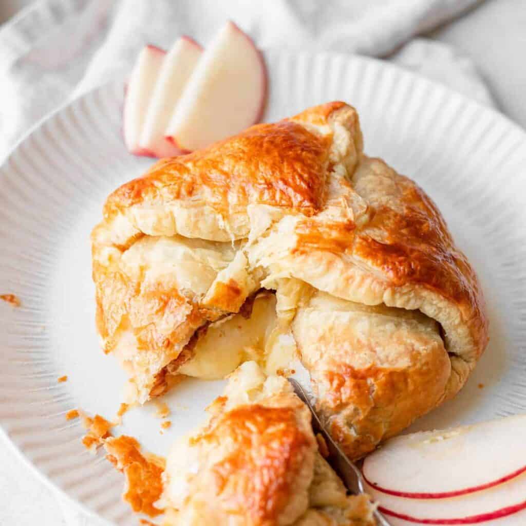 Baked Brie in Puff Pastry (w/ fig jam!) The Cheese Knees