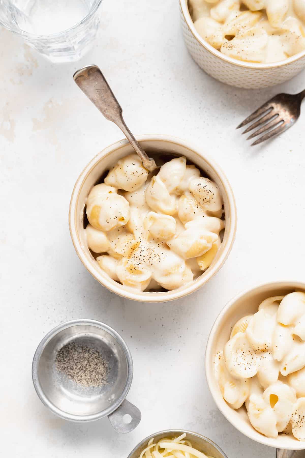 mac and cheese in bowl.