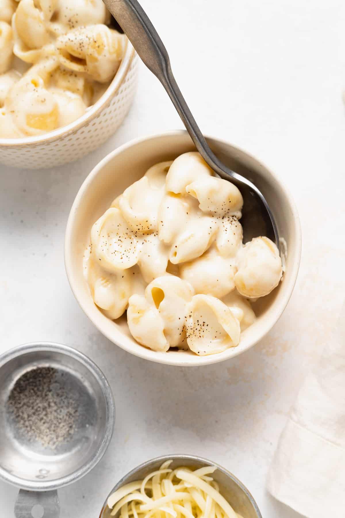 mac and cheese in bowl.