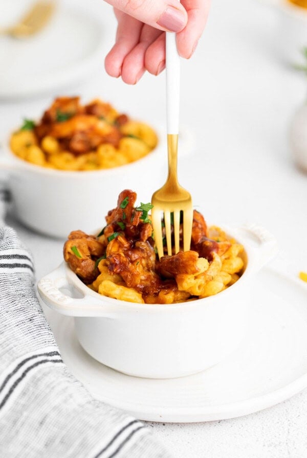 Taking a bite out of bbq chicken mac and cheese with a fork.