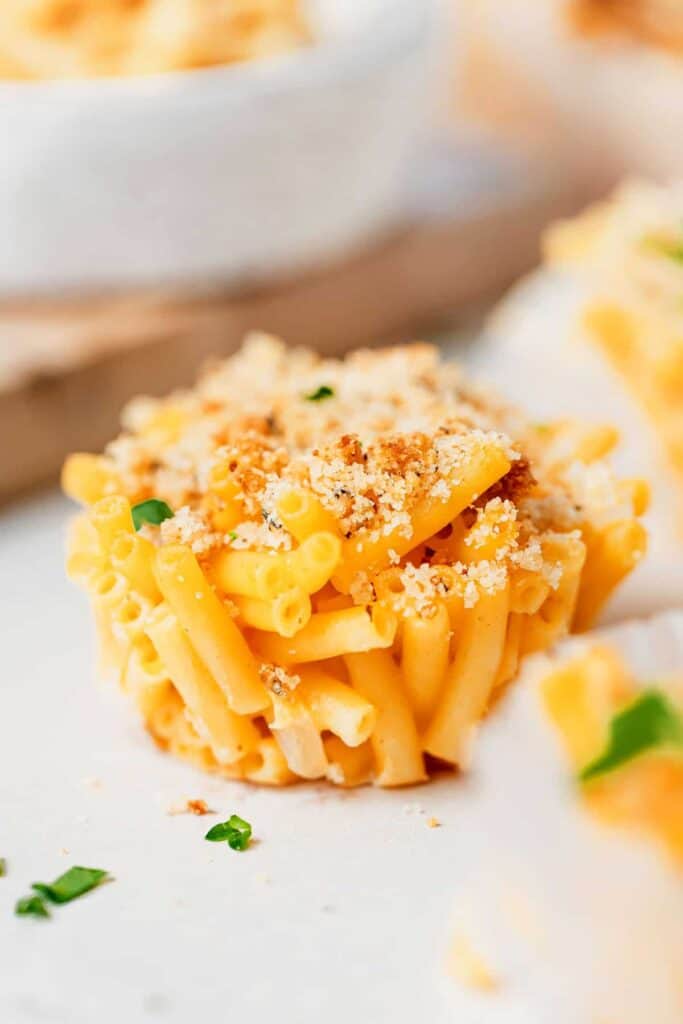 mac and cheese cup with breadcrumbs on top