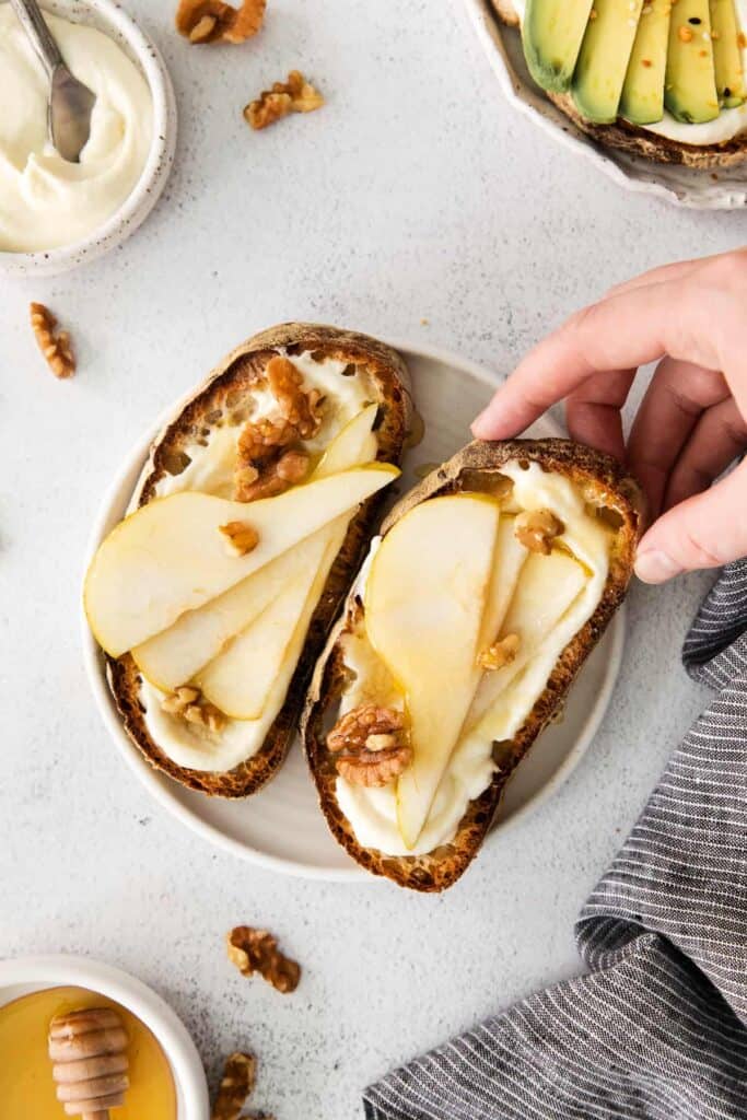 Ricotta toast topped with pears and walnuts. 
