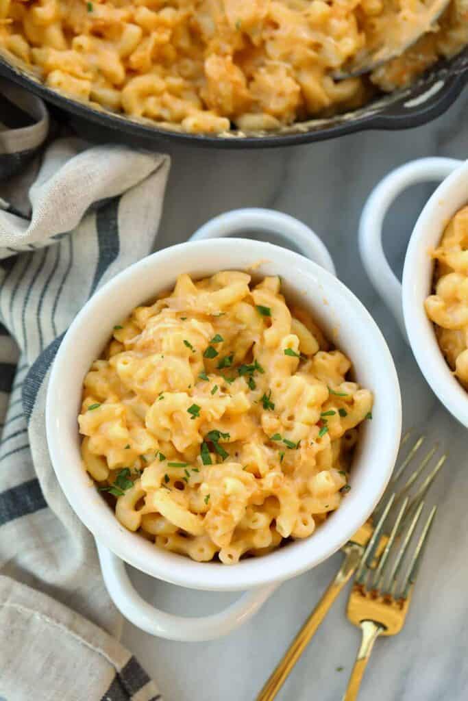 Smoked mac and cheese in a bowl ready to be served.