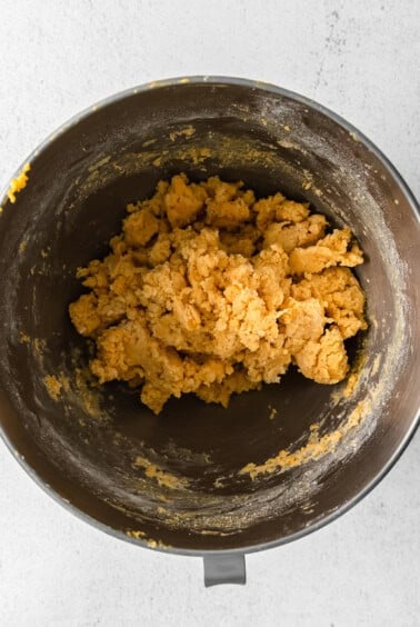 a mixing bowl filled with mashed bananas.