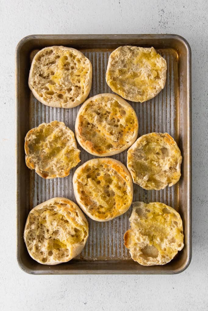 https://cheeseknees.com/wp-content/uploads/2022/01/English-Muffin-Pizzas-17-683x1024.jpg