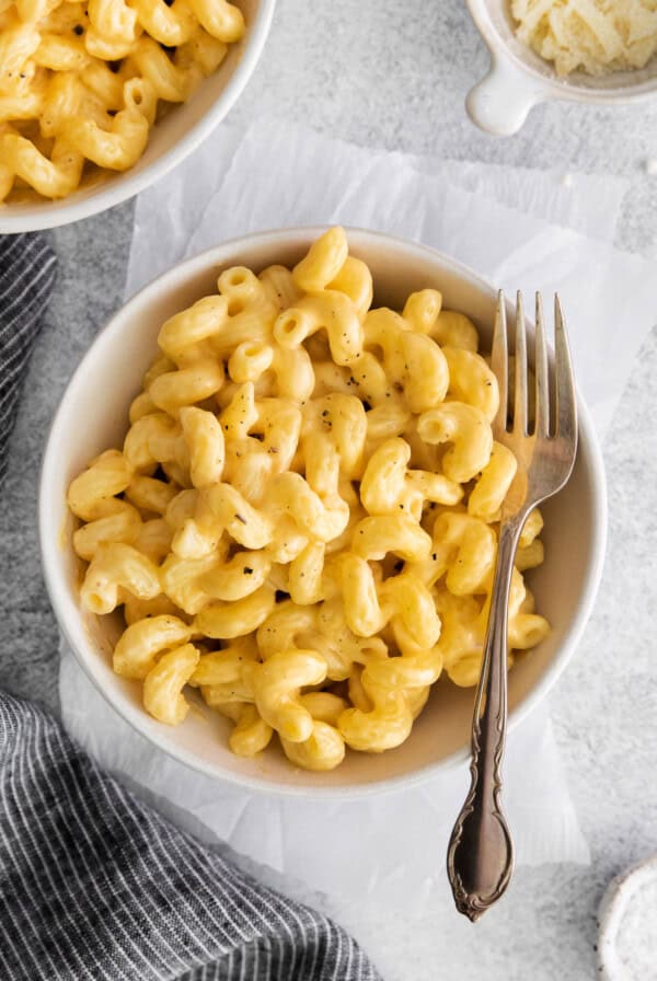 macaroni and cheese pasta in a bowl.