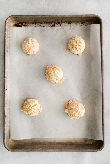 a baking sheet with a tray of cookies on it.