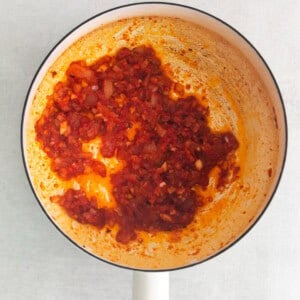 a frying pan filled with tomato sauce.