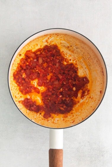 a frying pan filled with tomato sauce.