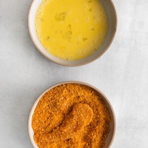 two bowls with two different types of seasonings next to each other.