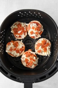 Bagel pizza bites with toppings on top.