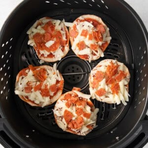 Bagel pizza bites with toppings on top.