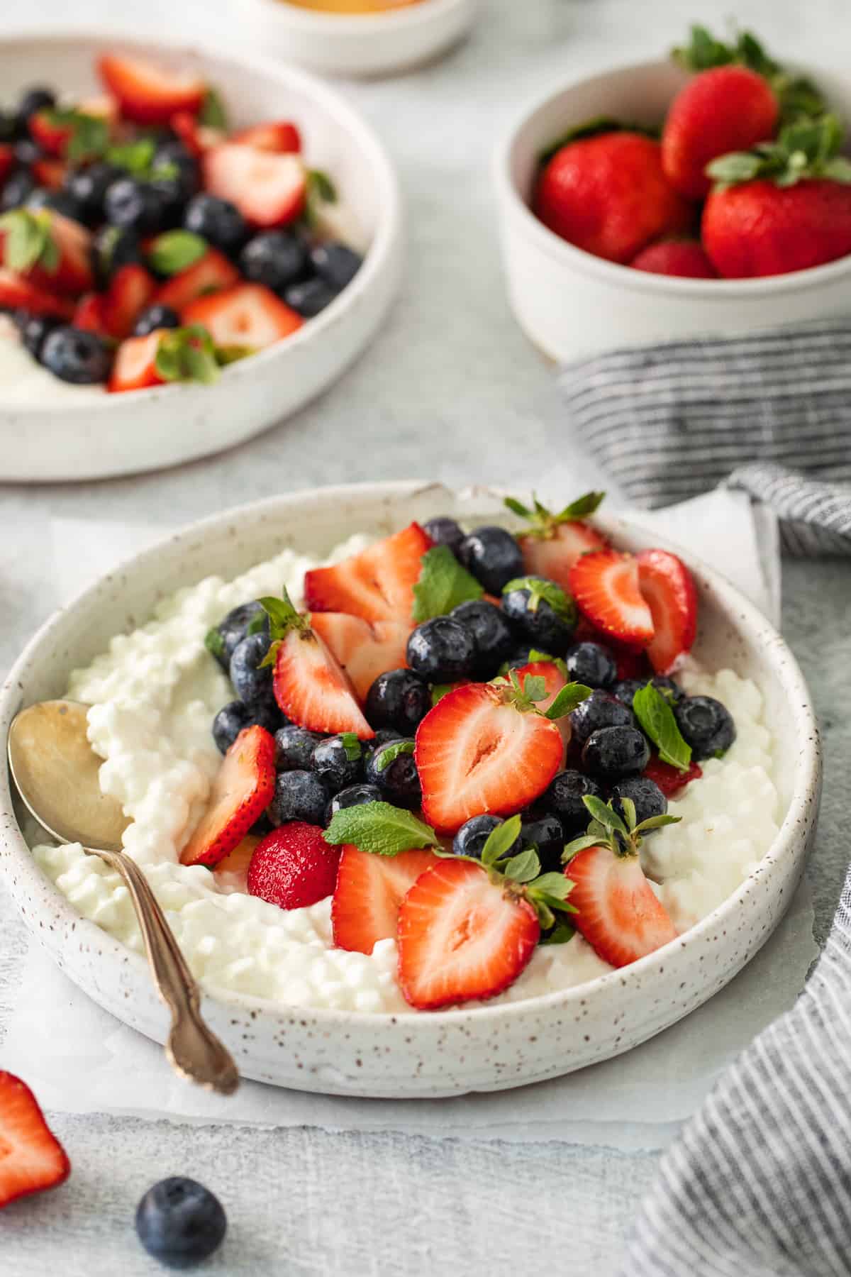 Cottage cheese with fruit breakfast bowls
