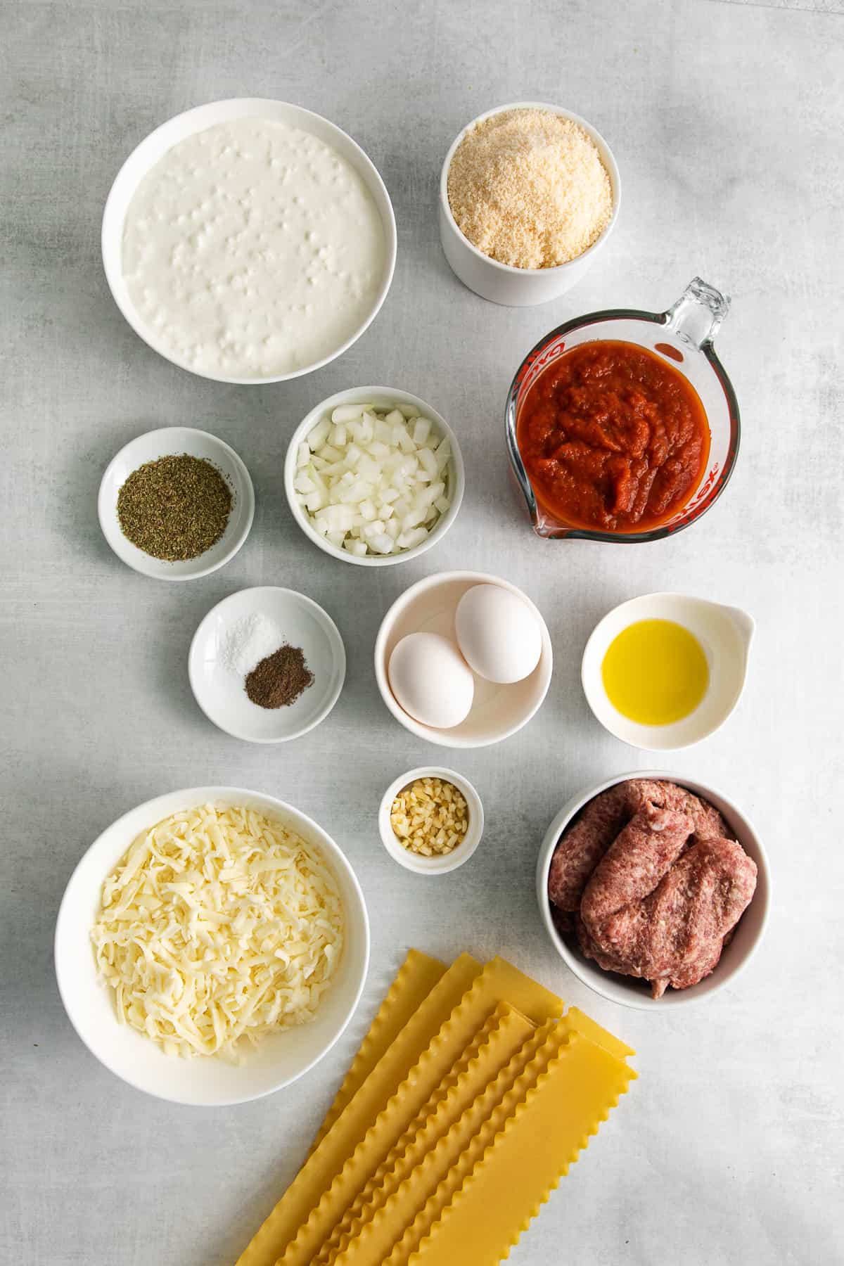 Ingredients for cottage cheese in small bowls. 