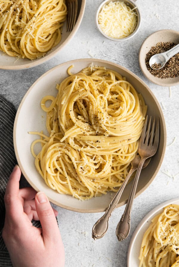 Cacio e pepe on a plate.