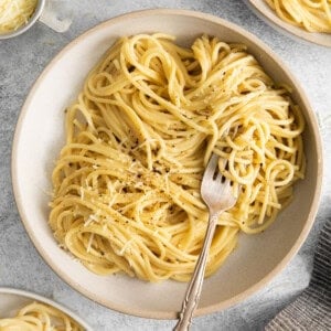 Cacio e pepe on a plate.