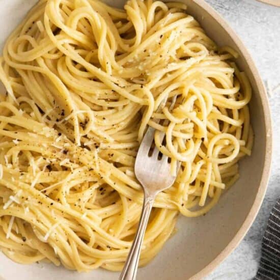 Cacio e pepe on a plate.