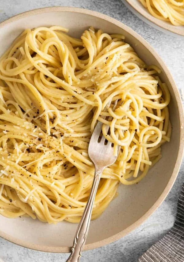 Cacio e pepe on a plate.