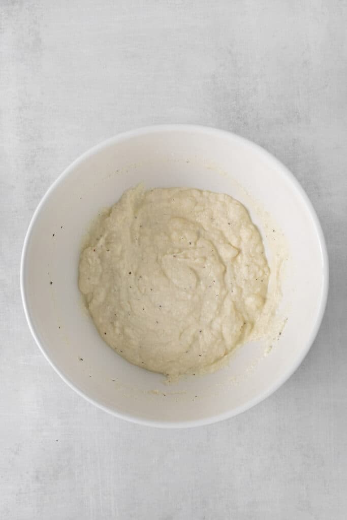 Ricotta sauce in a bowl.