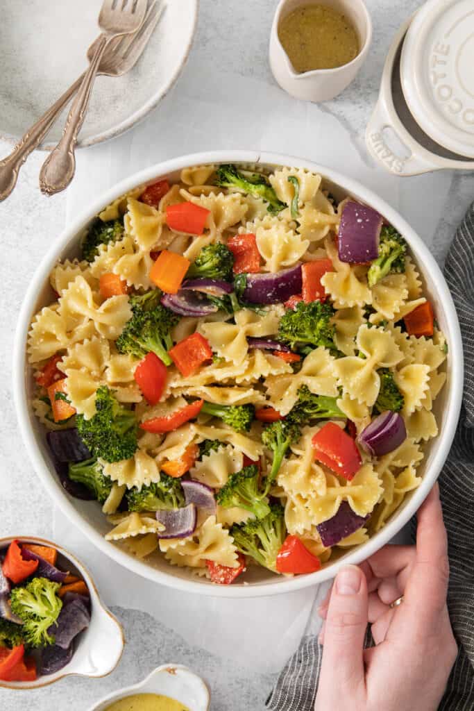 a bowl of pasta salad with broccoli and carrots.