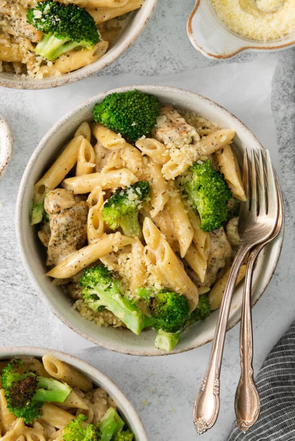 a bowl of pasta with chicken and broccoli.