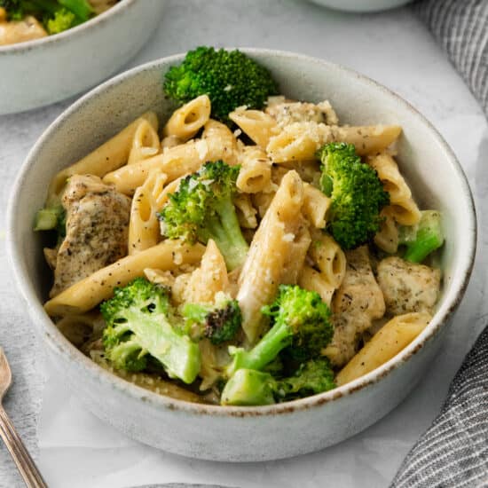 a bowl of pasta with chicken and broccoli.