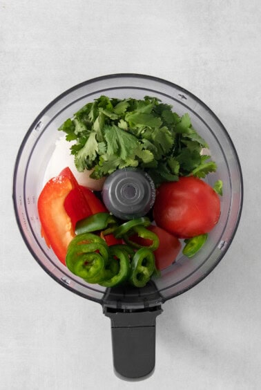 a blender filled with lots of fresh vegetables.