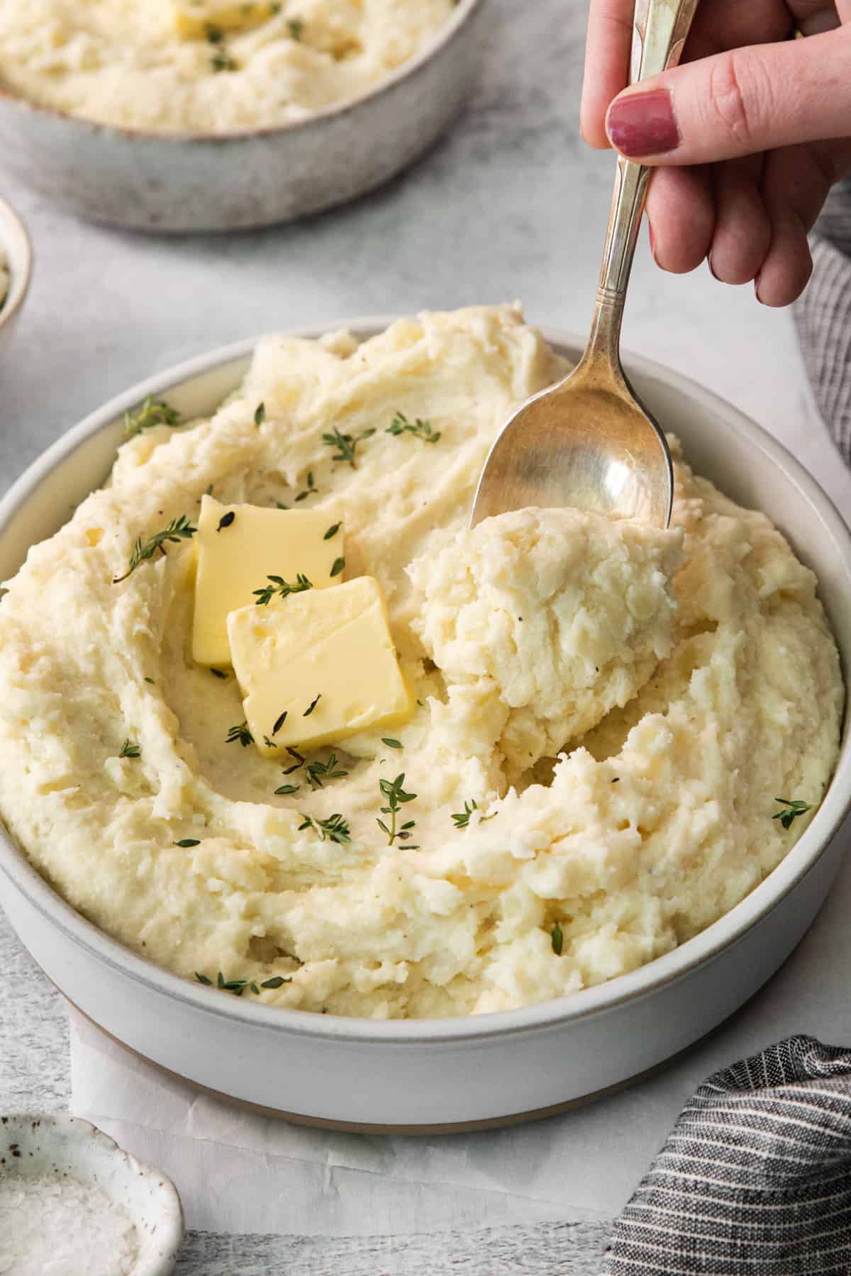 Mashed potatoes in a bowl with a spoon.