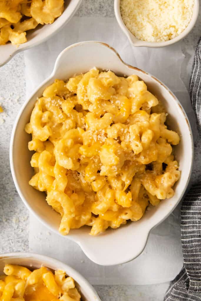 Macaroni and cheese in bowls on a gray background.