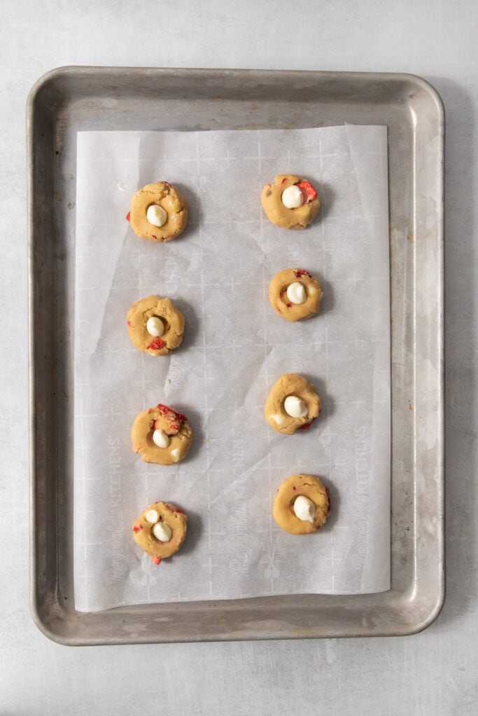 A tray of cookies on a baking sheet.